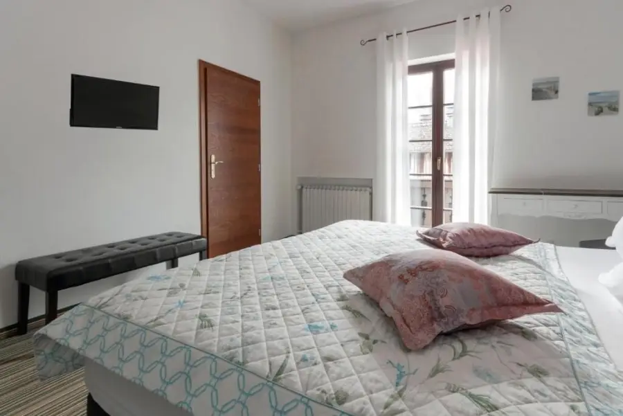Habitación de 5 camas con vista a la montaña
